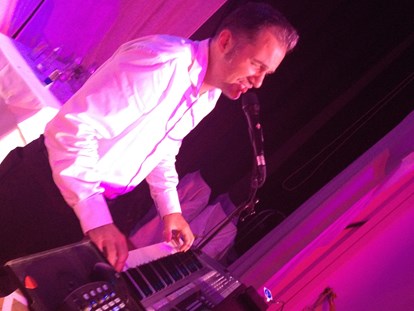 Hochzeitsmusik - Band-Typ: DJ - Entertainer Martin am Keyboard
 - Entertainer Martin und Bunch of Stars Hochzeitsband