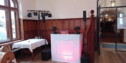 Hochzeitsmusik - Kosten für Agape/Sektempfang (1 Stunde): bis 100 Euro - Tiroler Oberland - Euer Hochzeit und Event DJ aus Tirol - DJ Hernandez 
