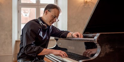 Hochzeitsmusik - Musikrichtungen: 80er - Parkstetten - Event-Pianist Philipp Watzek für Ihre Hochzeit oder Veranstaltung in Bayern. - Event-Pianist & Organist Philipp Watzek