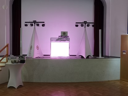 Hochzeitsmusik - Musikrichtungen: 60er - Niederösterreich - Aufbaubeispiel Indoor Bühne 2022 - Rusty Karaoke & Music Entertainment Premium Hochzeits-DJ für Ihren schönsten Tag
