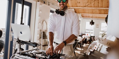 Hochzeitsmusik - Musikrichtungen: Nullerjahre - DJ - DJ Monobeats - Hochzeits DJ mit live Percussion