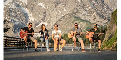 Hochzeitsmusik - Einstudieren von Wunschsongs - Kitzbühel - Gruppenfoto von BAM auf der Rossfeld-Straße - BAM - Berchtesgaden Acoustic Music