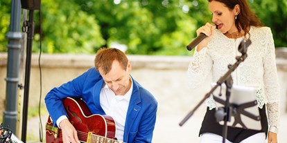 Hochzeitsmusik - Kosten für kirchliche Trauung: bis 450 Euro - Graz - DUOVOLARE - Charlie Kager mit der italienischen Sängerin Fausta Gallelli - Charlie Kager - holt die Band aus der Gitarre