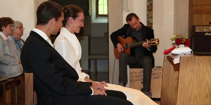 Hochzeitsmusik - Kosten für kirchliche Trauung: bis 450 Euro - Graz - Trauungsmusik - Gitarre Solo - Charlie Kager - holt die Band aus der Gitarre