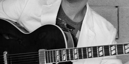 Hochzeitsmusik - Kosten für kirchliche Trauung: bis 450 Euro - Pöttsching - Charlie Kager - Gitarre Solo - Charlie Kager - holt die Band aus der Gitarre