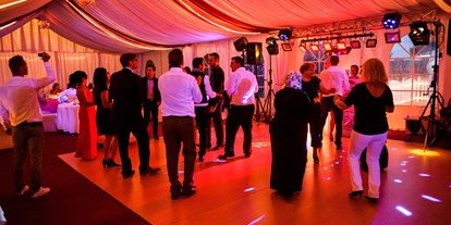 Hochzeitsmusik - Musikrichtungen: Schlager - Bogen - Zelt in Roter Beleuchtung - Partyhochzeitsmusik