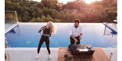 Hochzeitsmusik - Kosten für Abendhochzeit (ca. 5 Stunden): bis 2400 Euro - Deutschland - Party DJ, Party Musik, Party Sängerin, Live Act München, Party München - Tonestylers
