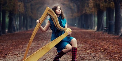 Hochzeitsmusik - geeignet für: Standesamt - Wildendürnbach - Veronika with her small harp - Your Event Harpist - Veronika Villanyi