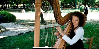 Hochzeitsmusik - Band-Typ: Alleinunterhalter - Weinviertel - At an open air wedding - Your Event Harpist - Veronika Villanyi