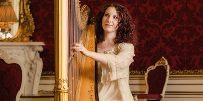 Hochzeitsmusik - Band-Typ: Alleinunterhalter - Wien-Stadt Floridsdorf - Veronika at Palais Kaiserhaus - Your Event Harpist - Veronika Villanyi