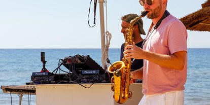 Hochzeitsmusik - Musikrichtungen: 90er - Bonn - Dj und Saxophon zum Sonnenuntergang am Strand mit Lounge Music - Live Event Music - Saxophon plus DJ und Percussion