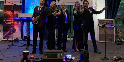 Hochzeitsmusik - Besetzung (mögl. Instrumente): Saxophon - Deutschland - FIRST CLASS PARTYBAND 
Music For All Generations 
LIVE is LIVE   - FIRST CLASS PARTYBAND Music For All Generations - Coverband, Hochzeitsband, Partyband 