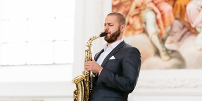 Hochzeitsmusik - Outdoor-Auftritt - Germering - Sektempfang: Adrian Planitz am Saxophon - SAXOBEATZ | DJ & Live Saxophon 