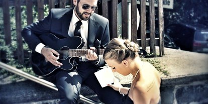 Hochzeitsmusik - Einstudieren von Wunschsongs - Hessen - ..eine Outdoor-Trauung begleiten wir natürlich auch gerne. - Zweisangzeit