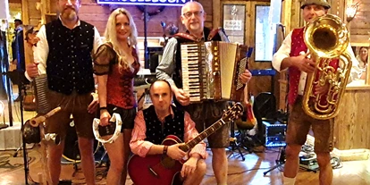 Hochzeitsmusik - Bayern - Hochzeitsband als Quintett mit Schlagzeug und Sängerin. - Münchner Gaudiblosn Hochzeitsband