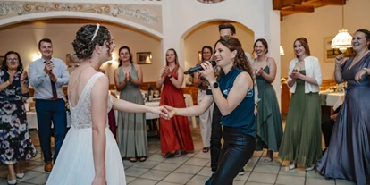 Hochzeitsmusik - Oberösterreich - Braut und Sängerin von Coverage feiern ab auf der Tanzfläche - Coverage