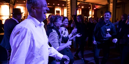 Hochzeitsmusik - Bayern - Partystimmung bei einem Auftritt von 9to5 in Mühlheim an der Ruhr, Nordrhein-Westfalen  - 9to5