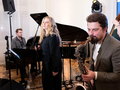 Hochzeitsmusik - Deutschland - Empfang der Ministerpräsidentin von Rheinland-Pfalz 2024 in Mainz. Als "Jazzpresso" in kleiner Besetzung: Gesang, Saxophon, Kontrabass, Piano - Photo by Peter Pulkowski - JazzCafé - Premium - Pop meets Jazz!