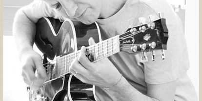 Hochzeitsmusik - Musikrichtungen: Pop - Charlie Kager - holt die Band aus der Gitarre