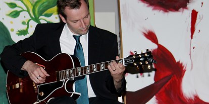 Hochzeitsmusik - Kosten für kirchliche Trauung: bis 450 Euro - Pitten - Trauung mit Gitarre Solo - Charlie Kager - holt die Band aus der Gitarre