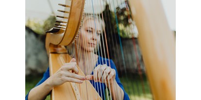 Hochzeitsmusik - Besetzung (mögl. Instrumente): Harfe - Gerasdorf - Schlossgarten-Hochzeit - Harfenistin Petra Mallin