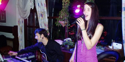 Hochzeitsmusik - Musikrichtungen: Partyhits - Tanz- und Abendgestaltung für eure Hochzeit...
Rosi & Martin 
DUO MOONFIRE - MOONFIRE
