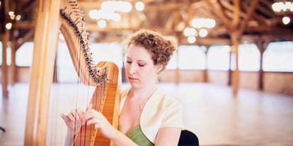 Hochzeitsmusik - Einstudieren von Wunschsongs - Wildendürnbach - At a wedding - Your Event Harpist - Veronika Villanyi