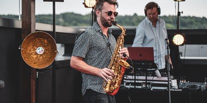 Hochzeitsmusik - Saxophonist Konstantin aus Köln mit DJ - Live Event Music - Saxophon plus DJ und Percussion